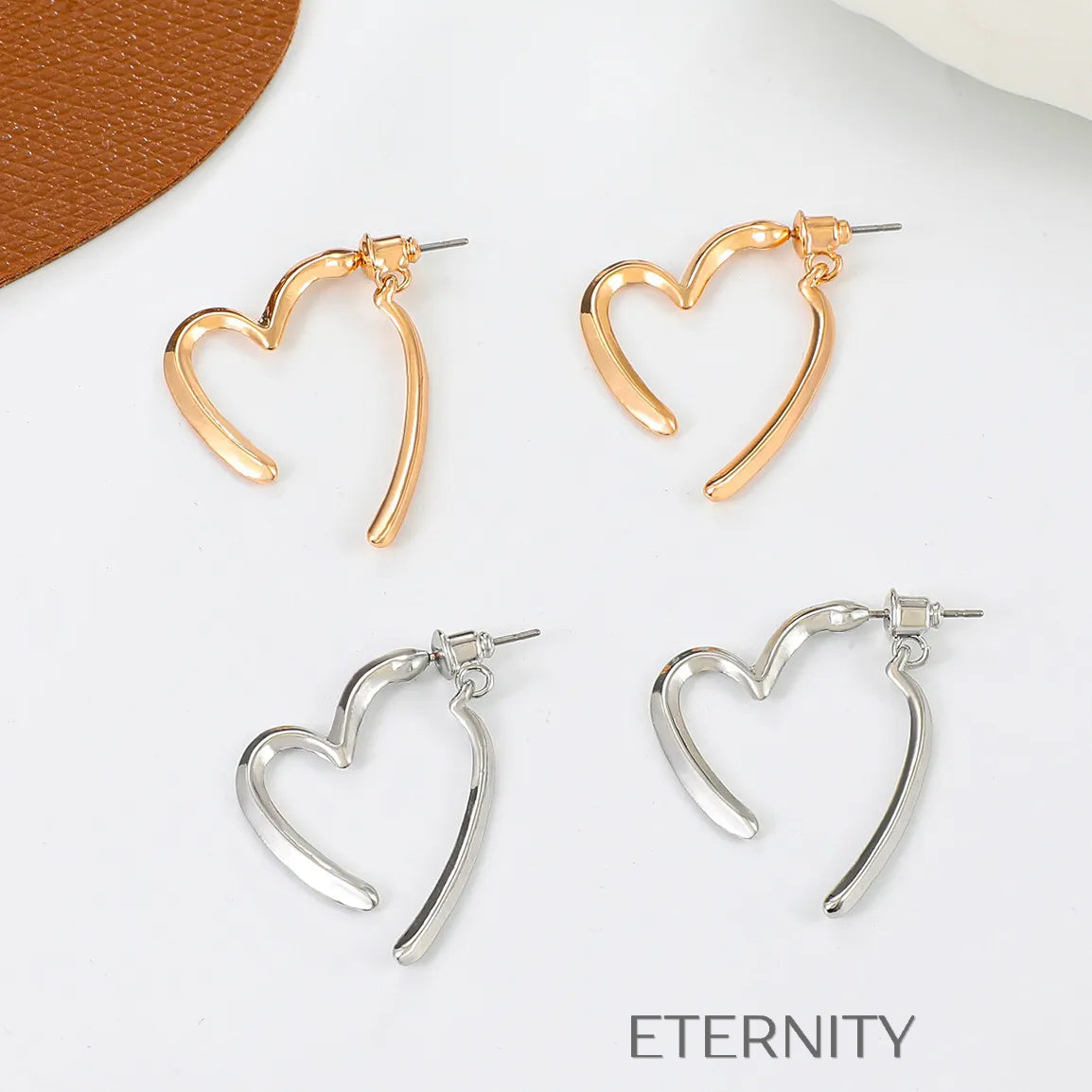 Zarcillos de Aro Infinite Love con Silueta de Corazón Abierta  Zarcillos Dorado Unica Acero Inoxidable  ETERNITY