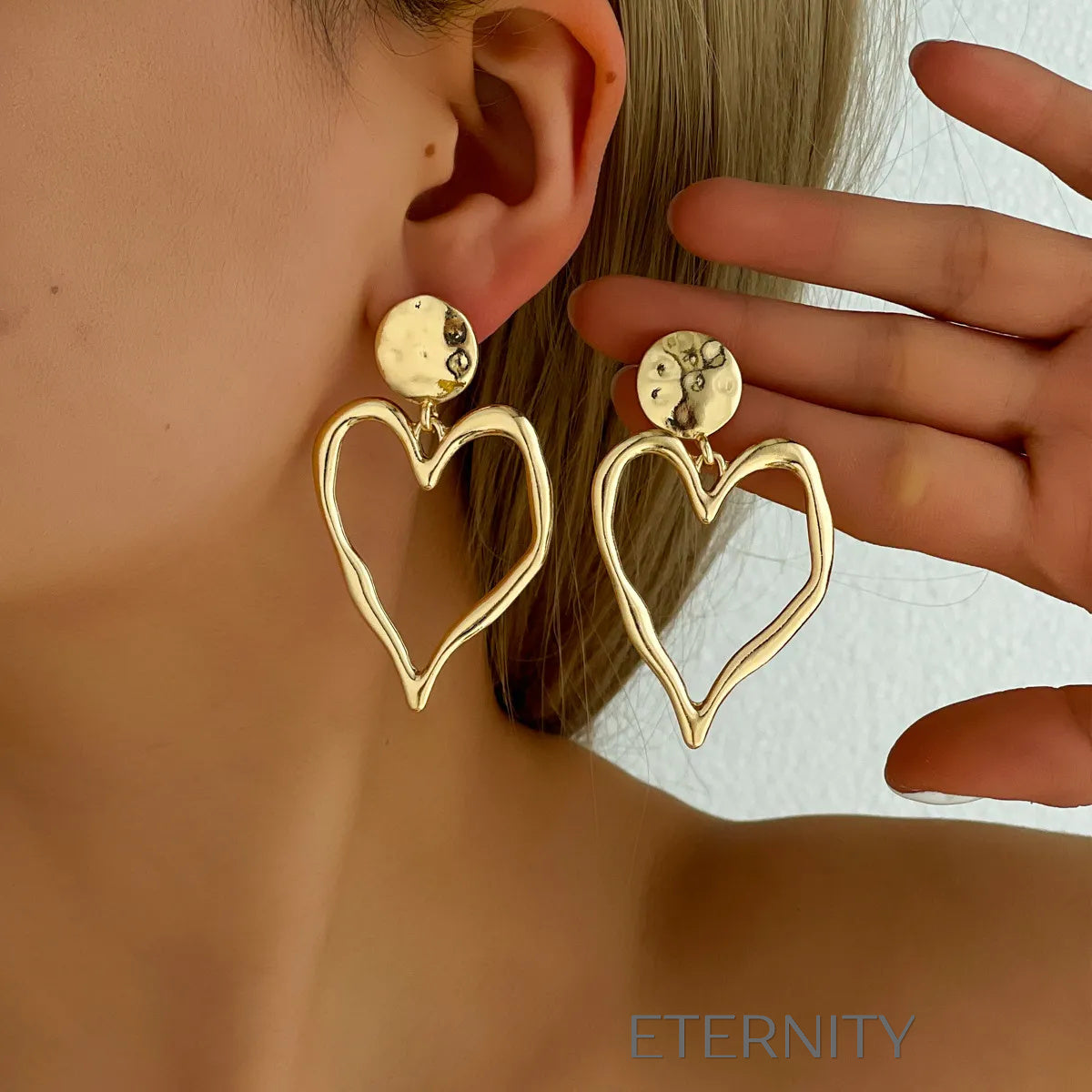 Zarcillos de Corazón Grande con Textura Martillada  Zarcillos Dorado Unica Acero Inoxidable  ETERNITY