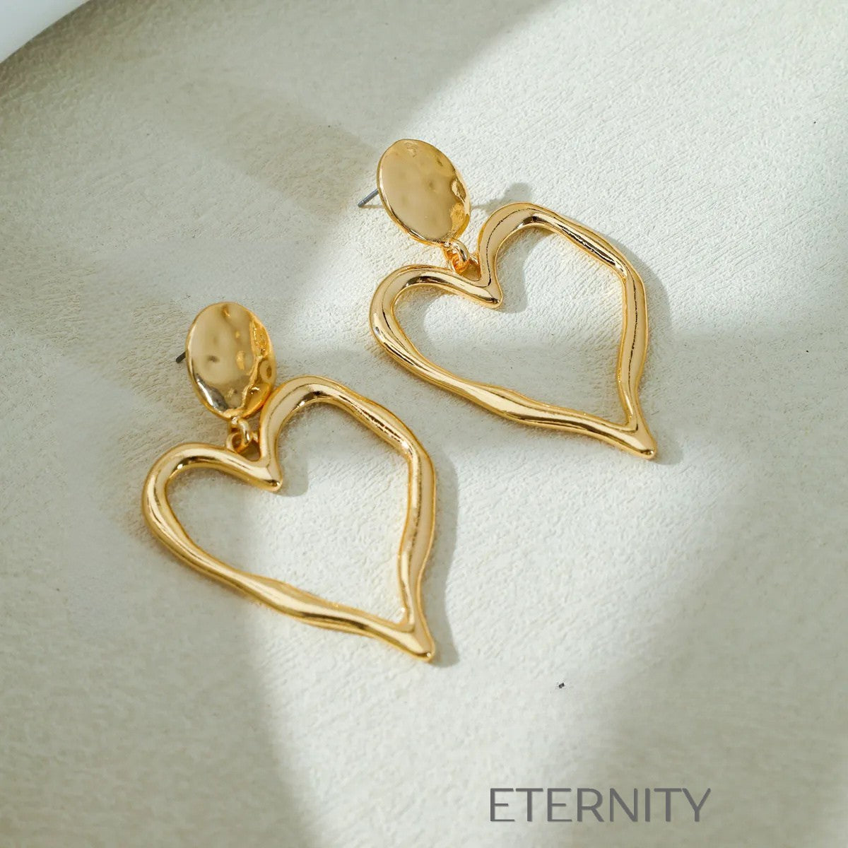 Zarcillos de Corazón Grande con Textura Martillada  Zarcillos Dorado Unica Acero Inoxidable  ETERNITY