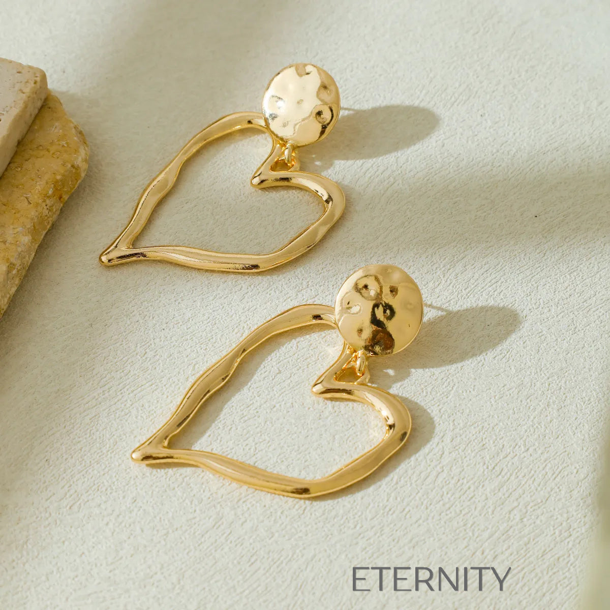 Zarcillos de Corazón Grande con Textura Martillada  Zarcillos Dorado Unica Acero Inoxidable  ETERNITY