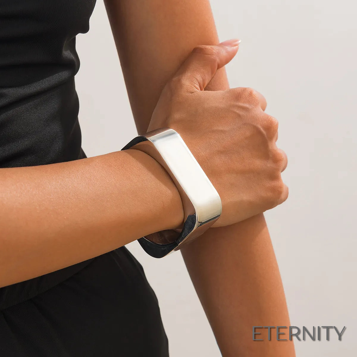Pulsera Femenina Moderna de Aleación Dorada con Diseño Geométrico Audaz - ETERNITY
