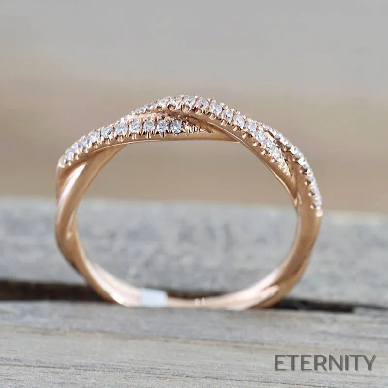 Anillo Dorado Delgado con Diseño Trenzado de Cristales Brillantes - ETERNITY