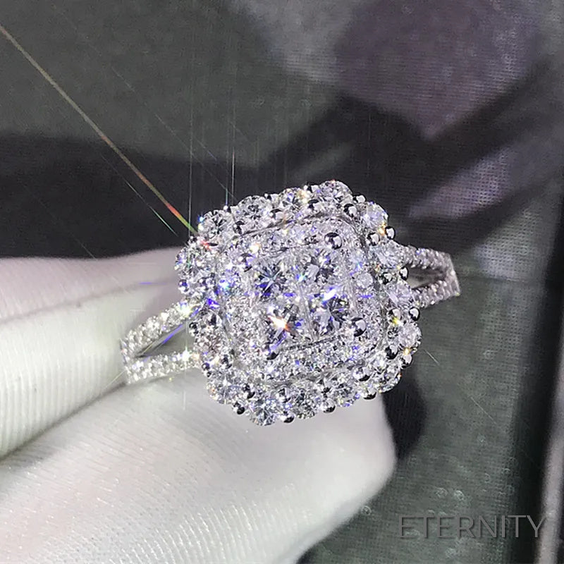 Elegante Anillo Plateado con Circonita Central Radiante y Micro-Engaste - ETERNITY