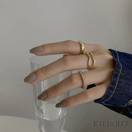 Set de Tres Anillos Dorados con Forma Ondulada y Trenzada - ETERNITY