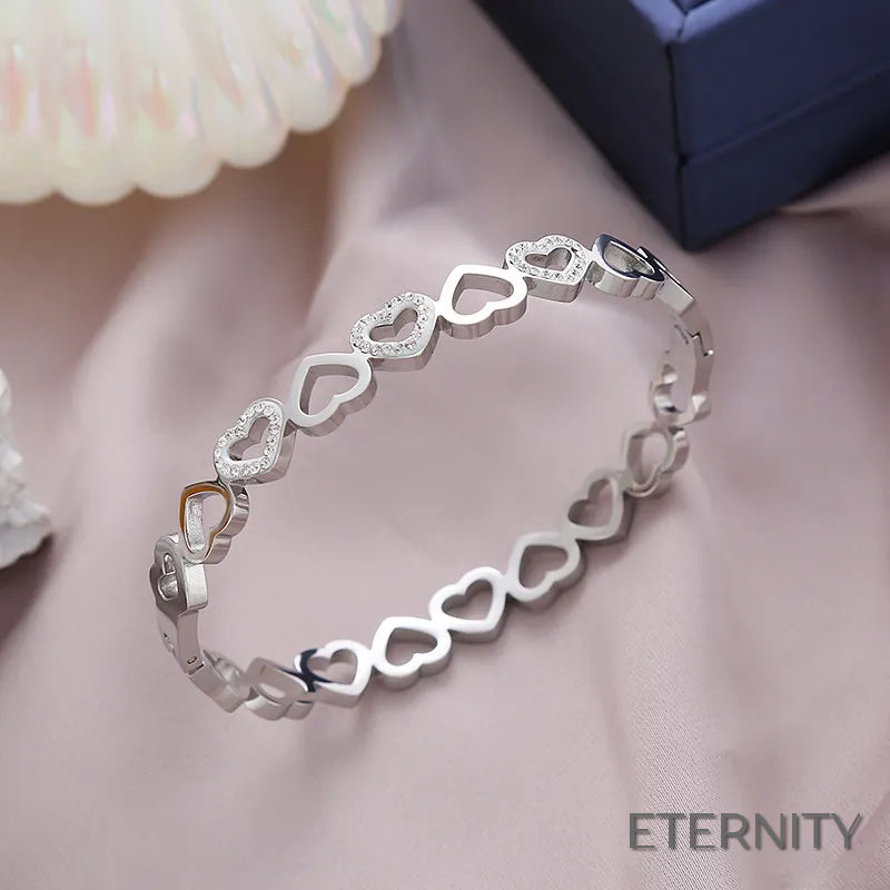 Pulseras Femeninas con Diseño de Corazones Calados Adornados con Circonitas - ETERNITY
