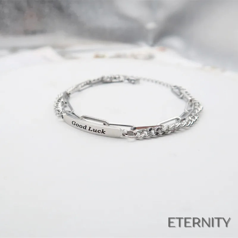Brazalete de Doble Cadena Plateado con Placa Grabada "Good Luck" para Hombre - ETERNITY