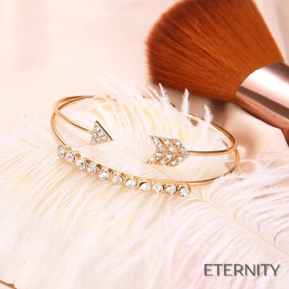 Set de Brazaletes Abiertos Dorados con Diseño de Flecha Brillante - ETERNITY
