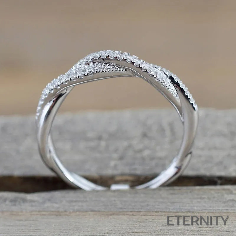 Anillo Dorado Delgado con Diseño Trenzado de Cristales Brillantes - ETERNITY