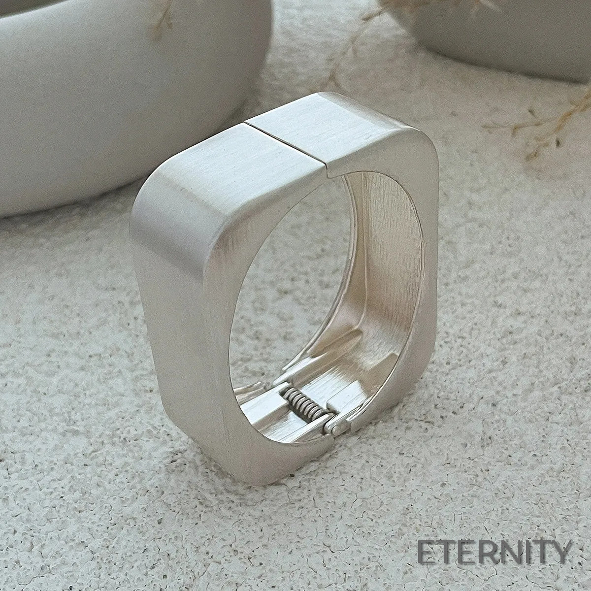 Pulsera Femenina Moderna de Aleación Dorada con Diseño Geométrico Audaz - ETERNITY