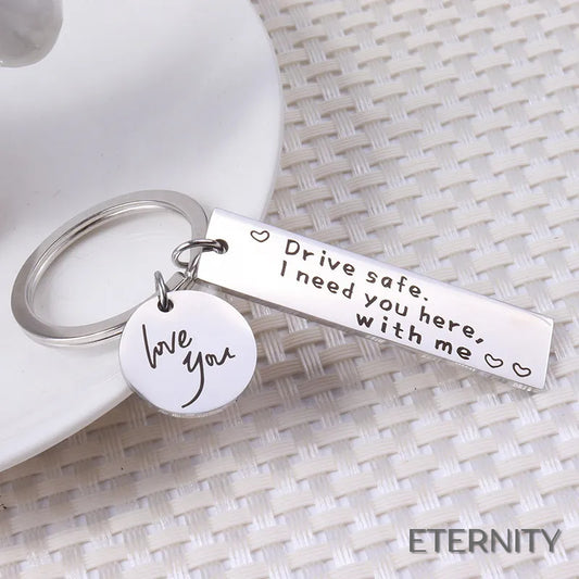 Llavero con Placa Grabada "Drive Safe" y Dije "Love You" - ETERNITY