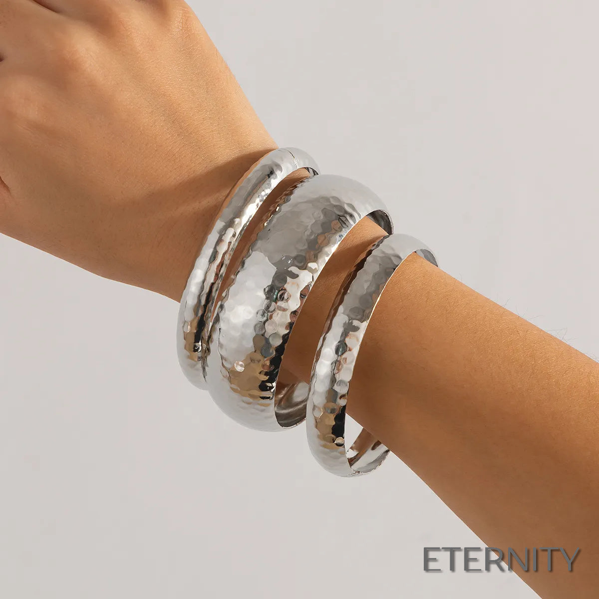 Brazaletes Abiertos Lisos y Modernos en Tonos Metálicos - ETERNITY