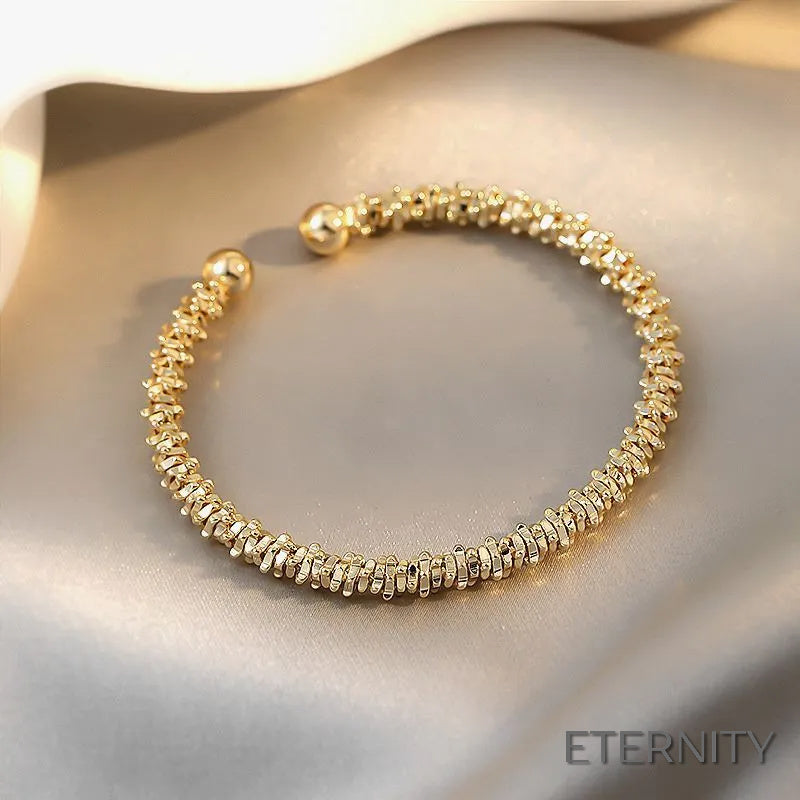 Brazalete Abierto Dorado con Diseño Irregular Trenzado Estilo Vintage - ETERNITY