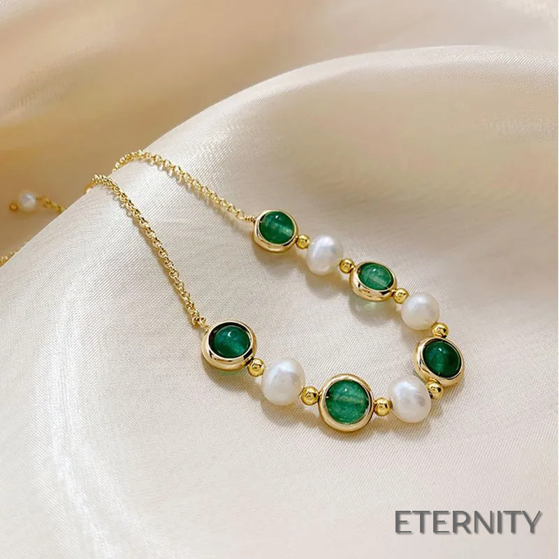 Brazalete Femenino con Perlas de Agua Dulce Irregulares y Gemas Verdes - ETERNITY