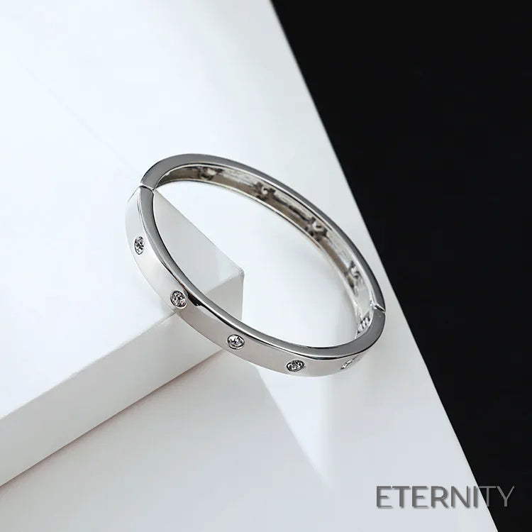 Brazaletes Modernos para Mujer: Diseño Liso con Acentos Brillantes en Tres Tonos - ETERNITY -