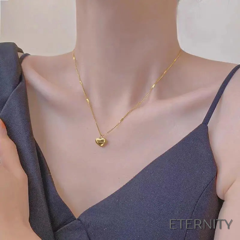 Collar Moderno para Mujer: Cadena Dorada con Colgante de Corazón "Love" - ETERNITY