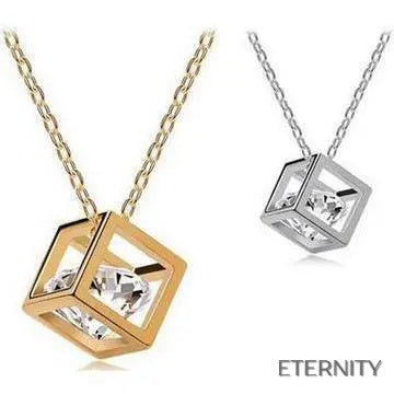 Collar Delicado con Dije de Cubo Tridimensional y Cristal - ETERNITY