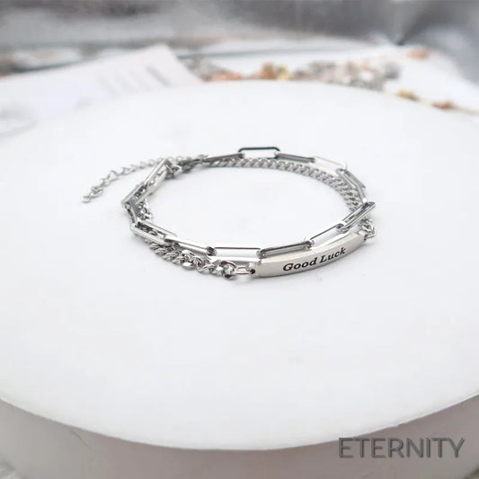 Brazalete de Doble Cadena Plateado con Placa Grabada "Good Luck" para Hombre - ETERNITY