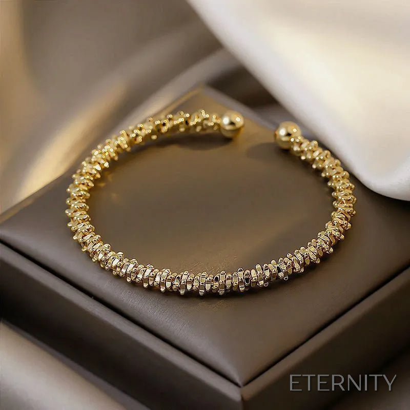 Brazalete Abierto Dorado con Diseño Irregular Trenzado Estilo Vintage - ETERNITY