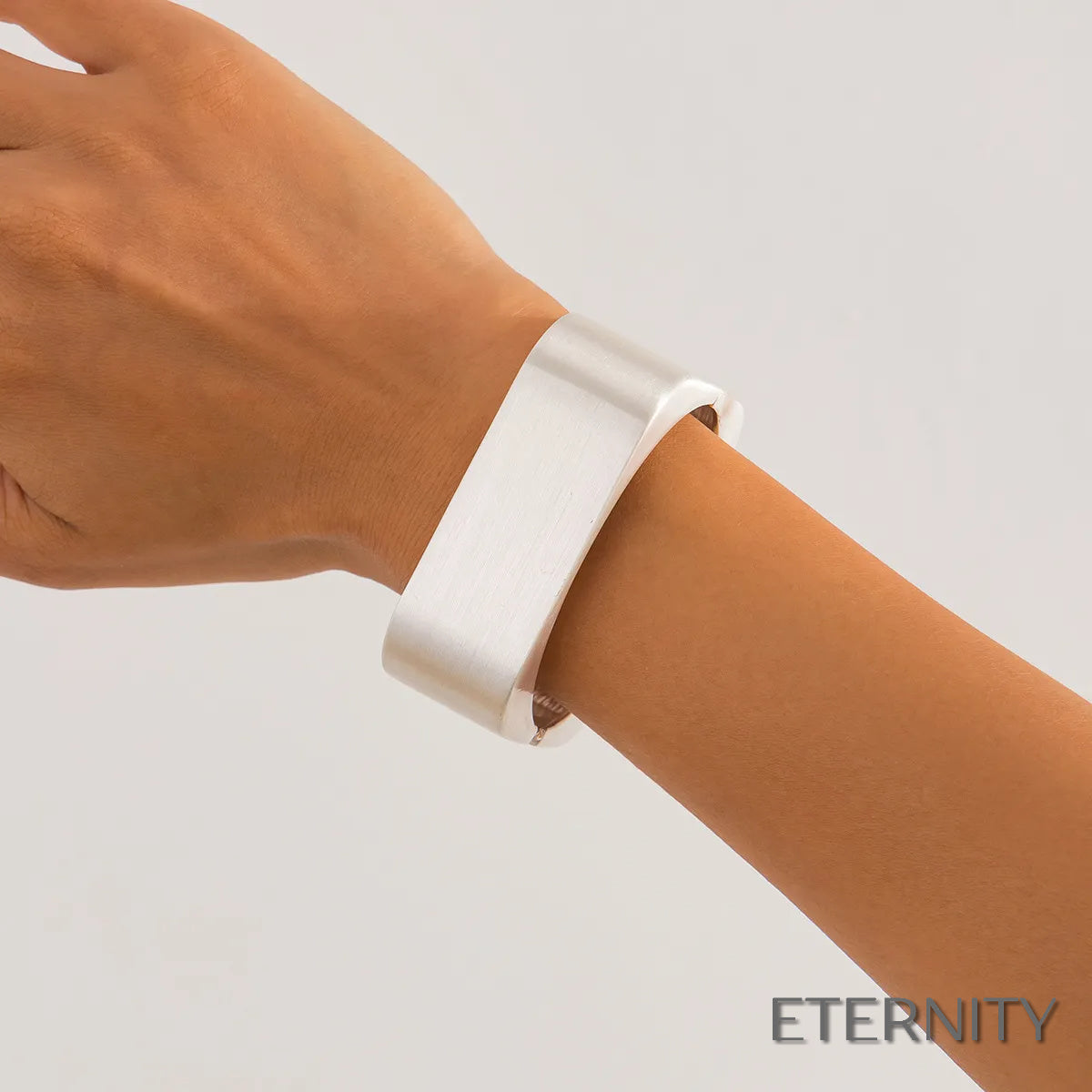 Pulsera Femenina Moderna de Aleación Dorada con Diseño Geométrico Audaz - ETERNITY