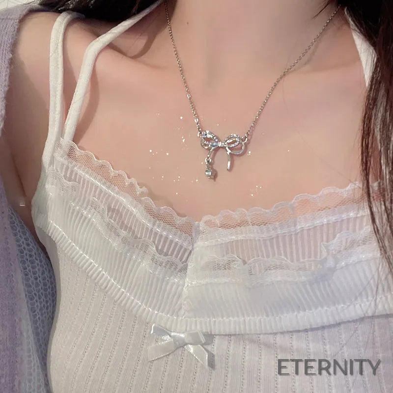 Collar Plateado Delicado con Dije de Lazo Adornado con Brillantes - ETERNITY