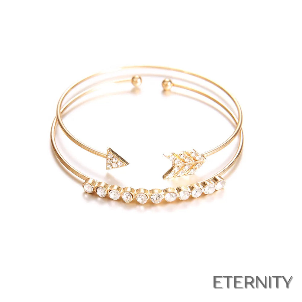Set de Brazaletes Abiertos Dorados con Diseño de Flecha Brillante - ETERNITY