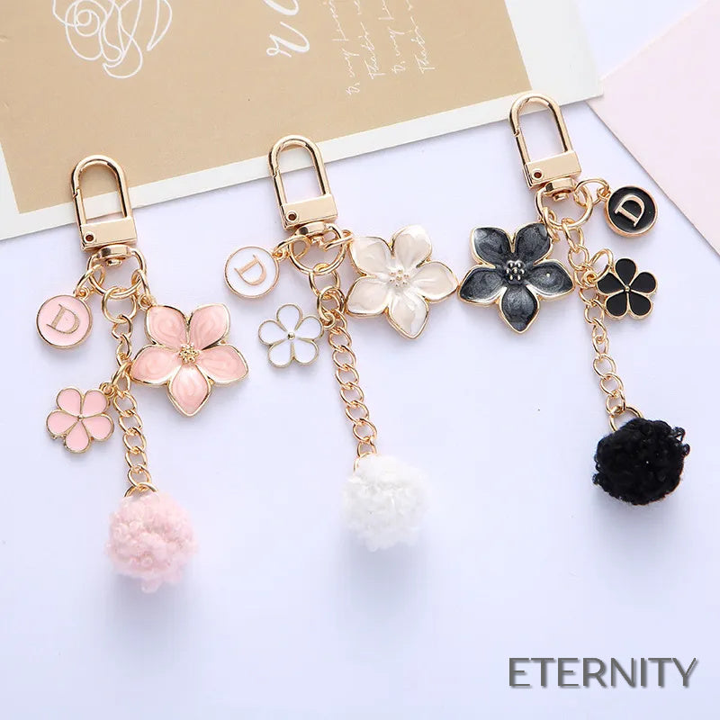 Llaveros Adorables con Flores Esmaltadas, Letra y Pompón - ETERNITY