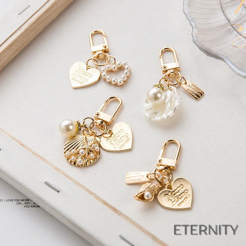 Llaveros Encantadores con Dijes de Corazón Grabado, Concha Marina y Perlas - ETERNITY