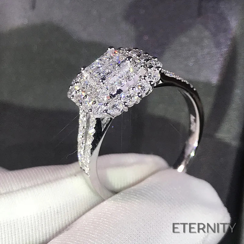 Elegante Anillo Plateado con Circonita Central Radiante y Micro-Engaste - ETERNITY