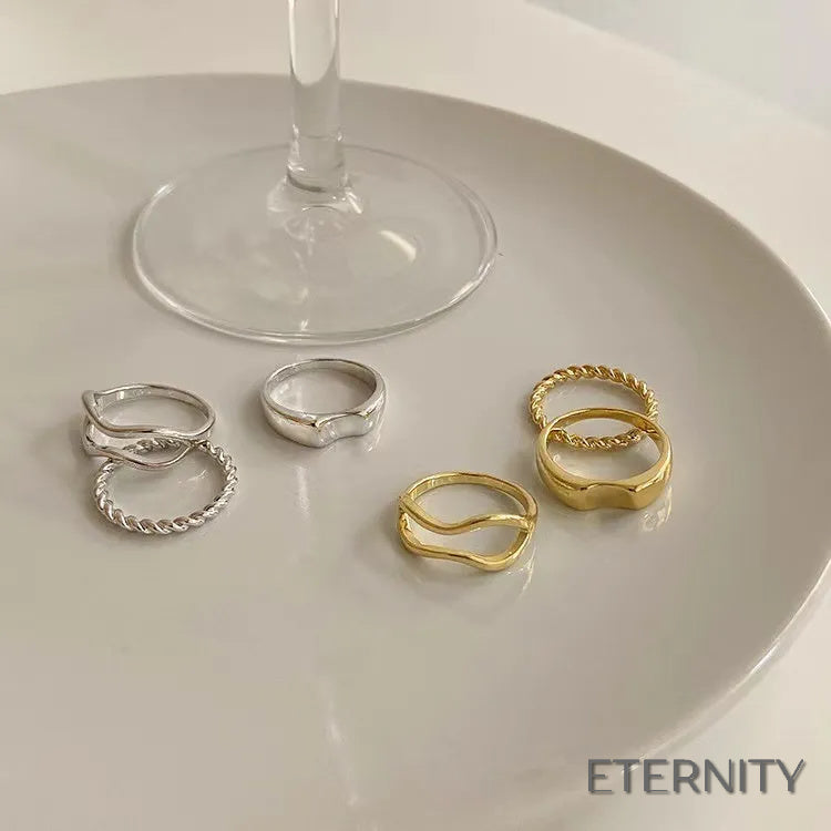 Set de Tres Anillos Dorados con Forma Ondulada y Trenzada - ETERNITY