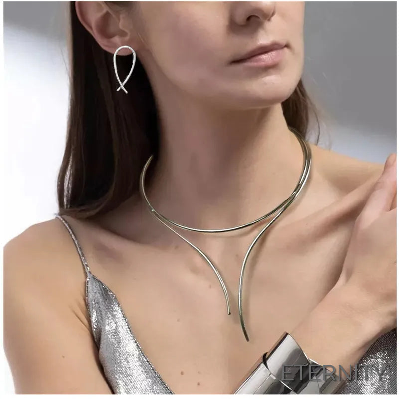 Conjunto de Accesorios Collar Rígido de Doble Curva y Pendientes de Aro Abiertos - ETERNITY