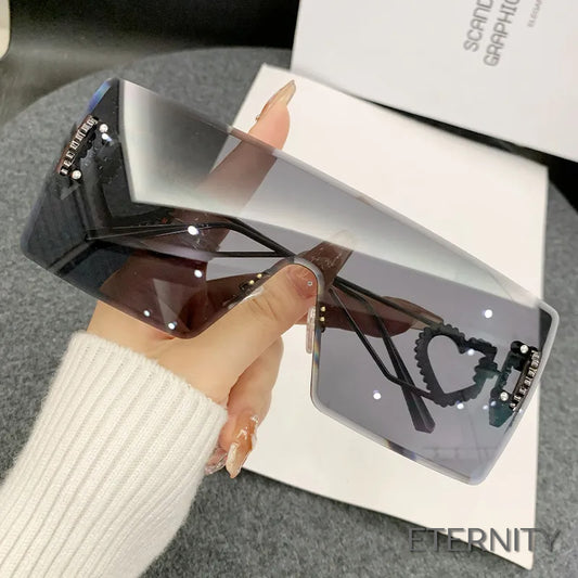 Lentes de Sol Oversized para Mujer: Marco Cuadrado con Adornos de Corazón - ETERNITY