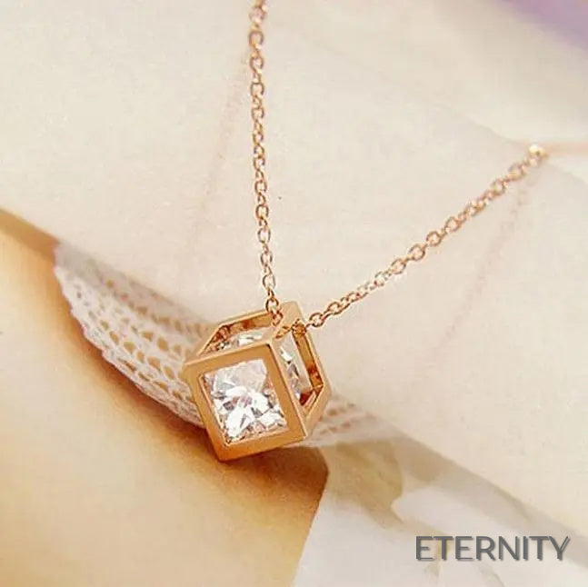 Collar Delicado con Dije de Cubo Tridimensional y Cristal - ETERNITY
