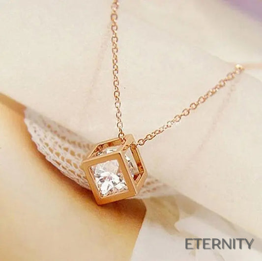 Collar Delicado con Dije de Cubo Tridimensional y Cristal - ETERNITY