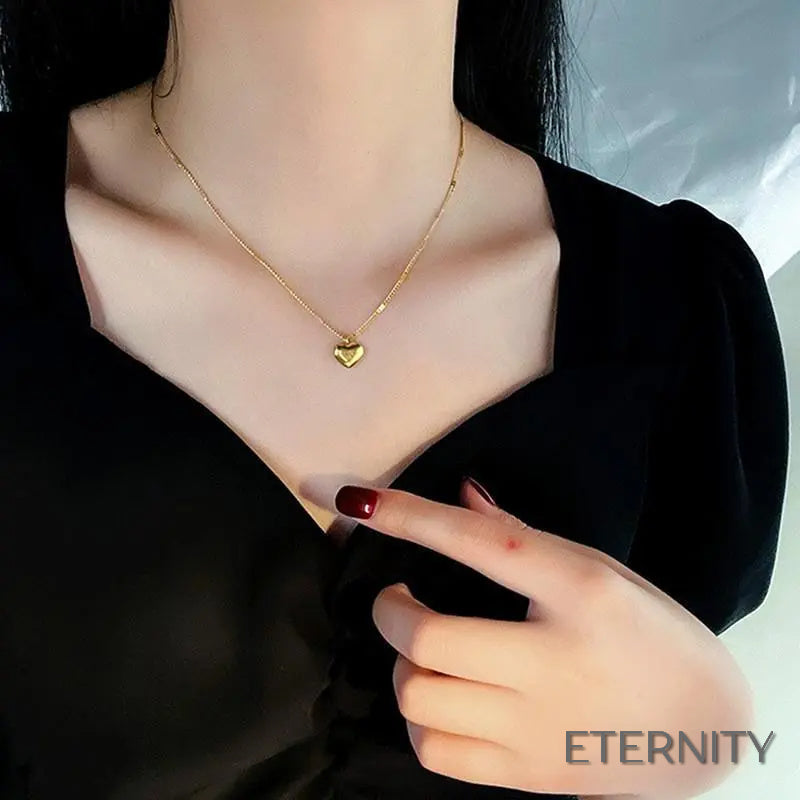 Collar Moderno para Mujer: Cadena Dorada con Colgante de Corazón "Love" - ETERNITY