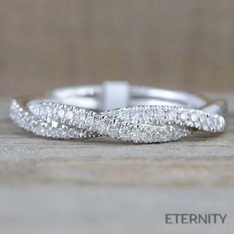 Anillo Dorado Delgado con Diseño Trenzado de Cristales Brillantes - ETERNITY