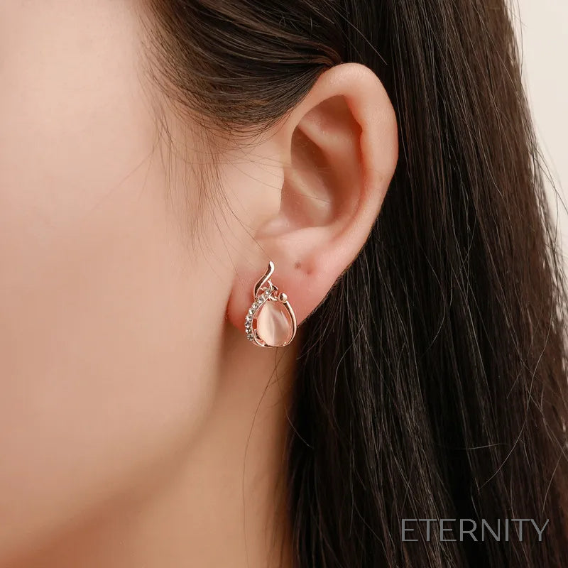 Elegante Conjunto Femenino con Ópalos Claros y Detalles Brillantes - ETERNITY