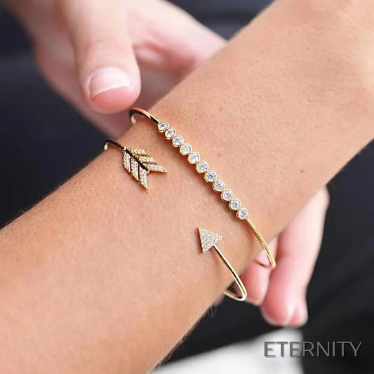 Set de Brazaletes Abiertos Dorados con Diseño de Flecha Brillante - ETERNITY