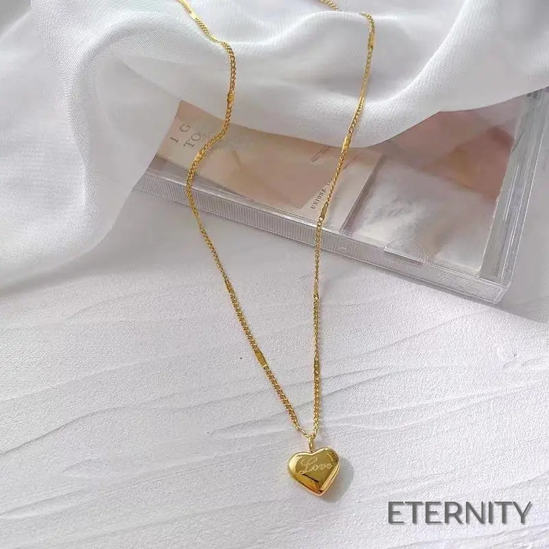 Collar Moderno para Mujer: Cadena Dorada con Colgante de Corazón "Love" - ETERNITY