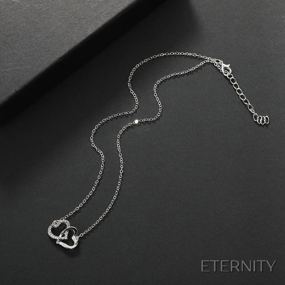 Conjunto Femenino de Cuatro Piezas: Corazones Entrelazados en Dorado: Cadena, Pulsera, Anillo y Zarcillos - ETERNITY