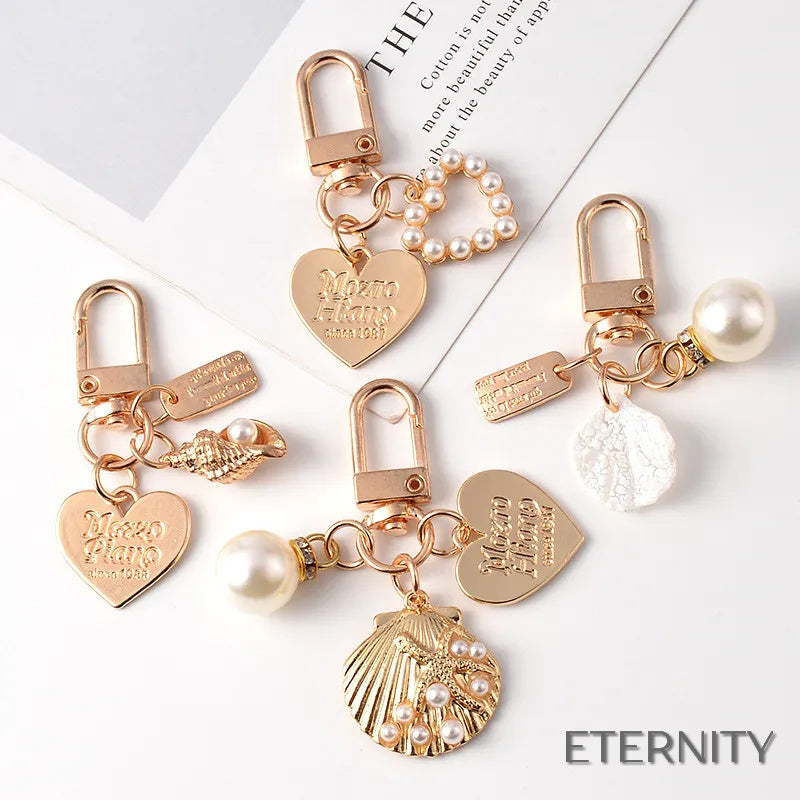 Llaveros Encantadores con Dijes de Corazón Grabado, Concha Marina y Perlas - ETERNITY