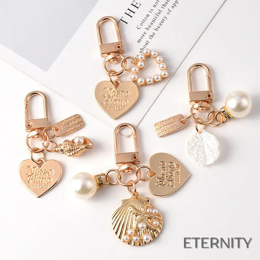 Llaveros Encantadores con Dijes de Corazón Grabado, Concha Marina y Perlas - ETERNITY