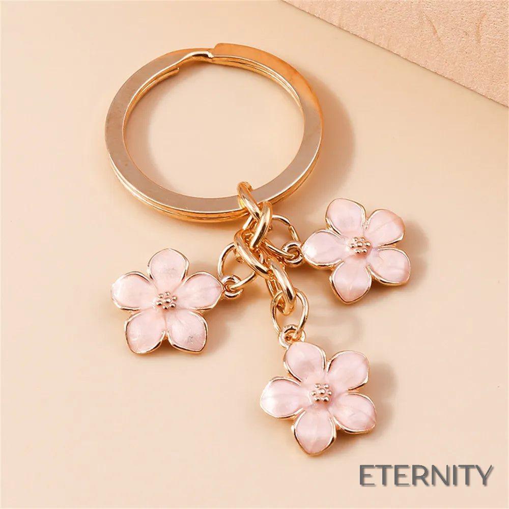 Adorable Llavero Femenino con Tres Flores Delicadas - ETERNITY