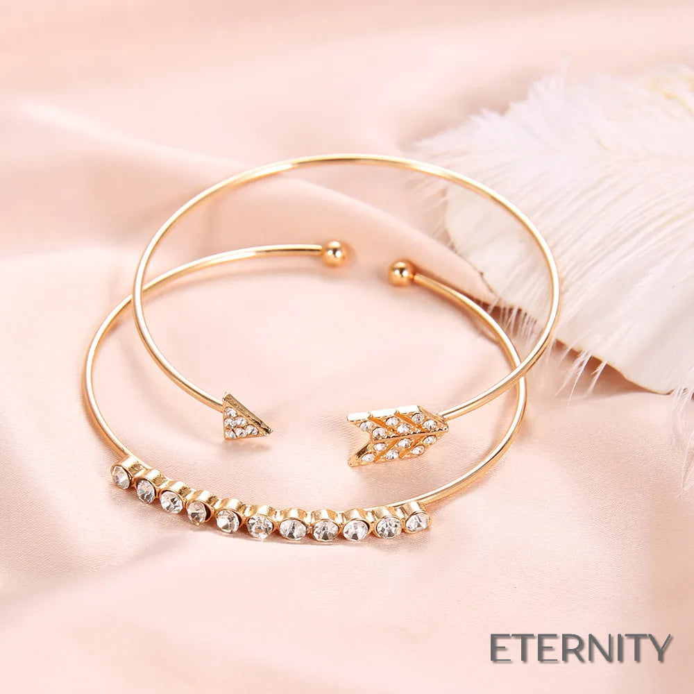 Set de Brazaletes Abiertos Dorados con Diseño de Flecha Brillante - ETERNITY
