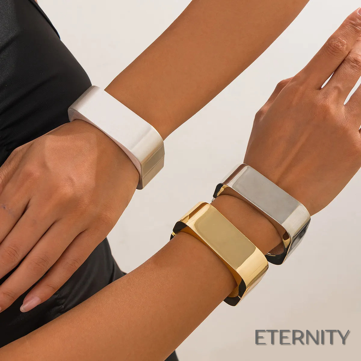 Pulsera Femenina Moderna de Aleación Dorada con Diseño Geométrico Audaz - ETERNITY