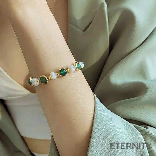 Brazalete Femenino con Perlas de Agua Dulce Irregulares y Gemas Verdes - ETERNITY