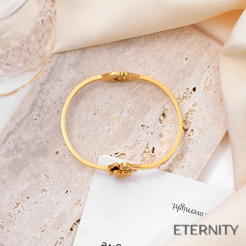 Pulsera Femenina con Diseño de Mariposa Calada Minimalista - ETERNITY