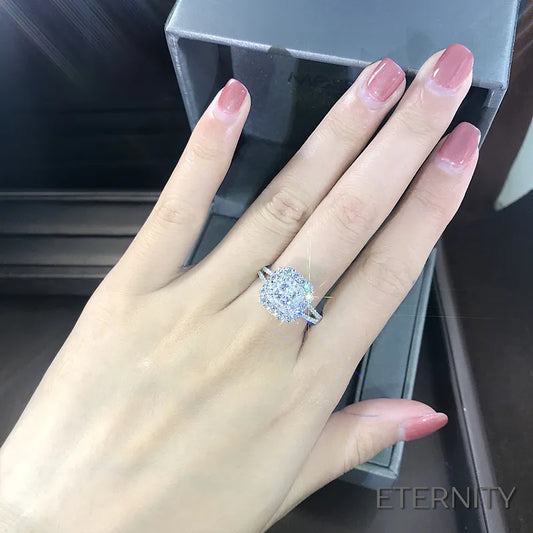 Elegante Anillo Plateado con Circonita Central Radiante y Micro-Engaste - ETERNITY