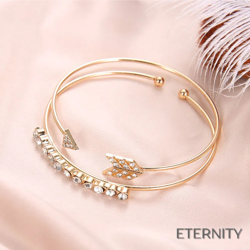 Set de Brazaletes Abiertos Dorados con Diseño de Flecha Brillante - ETERNITY