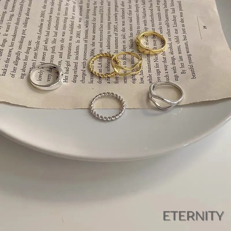 Set de Tres Anillos Dorados con Forma Ondulada y Trenzada - ETERNITY