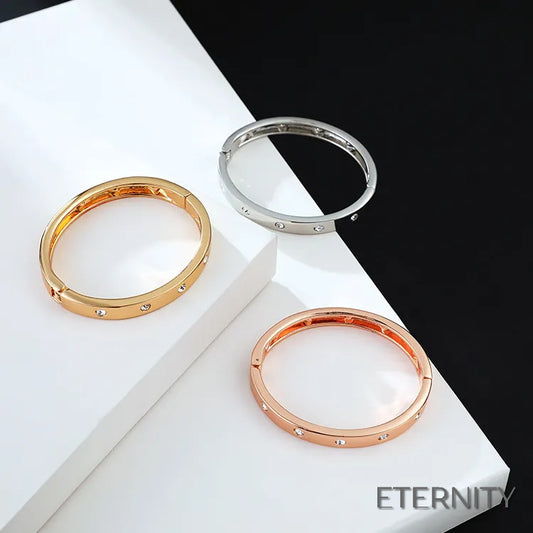 Brazaletes Modernos para Mujer: Diseño Liso con Acentos Brillantes en Tres Tonos - ETERNITY -